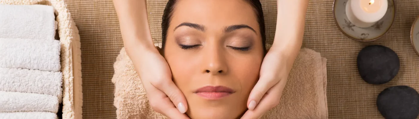mulher recebendo massagem facial