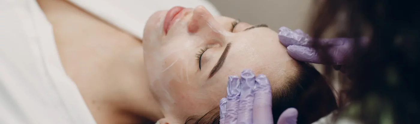 mulher realizando aplicação de peeling na pele