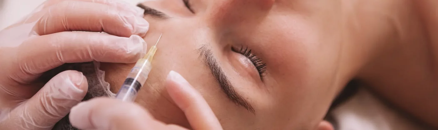 mulher realizando aplicação de toxina botulínica no rosto