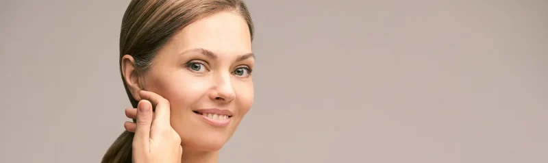 mulher feliz após preenchimento facial com ácido hialurônico